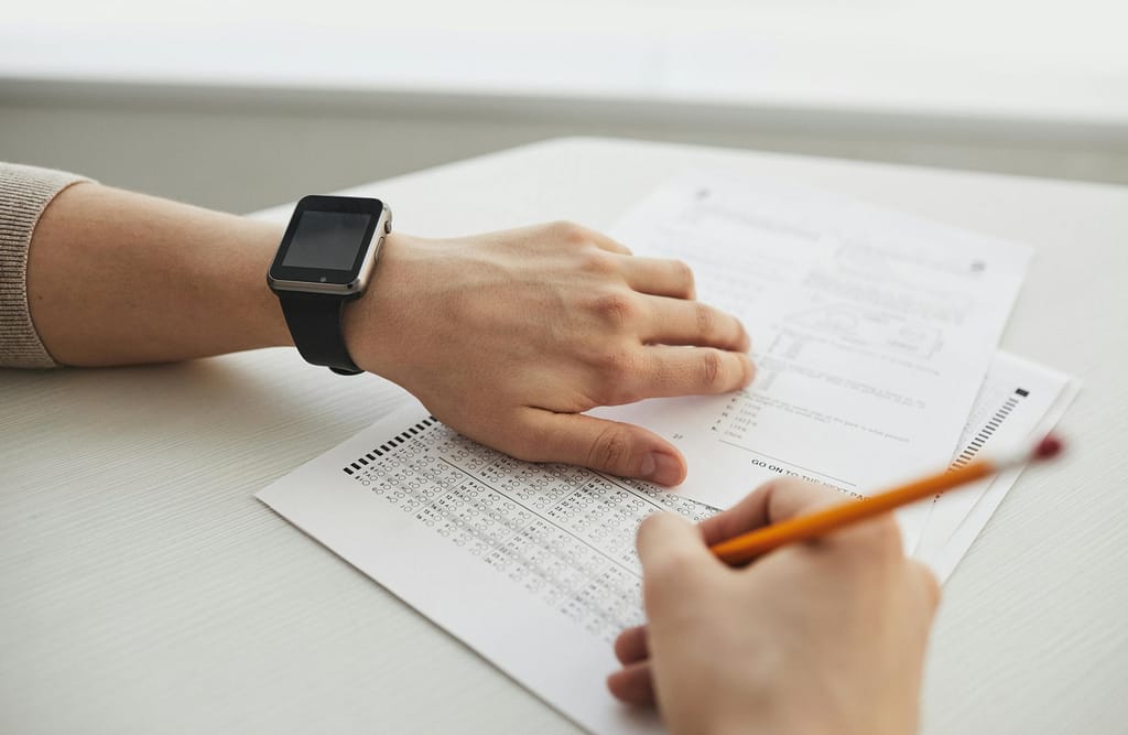 A person solving a multiple choice exam similar to the YÖS Sınavı.